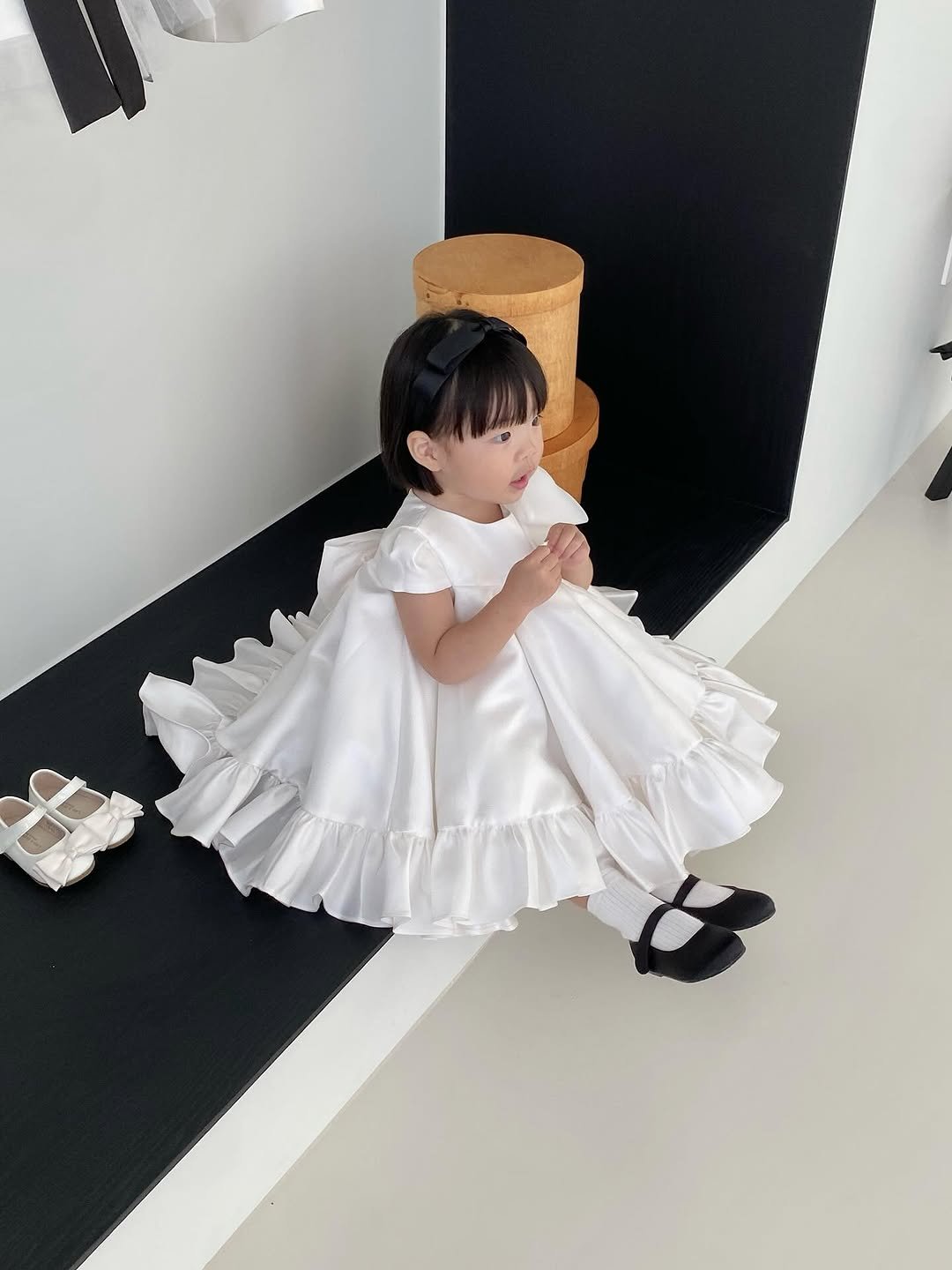 Photo by 위룸 Oui room l  돌드레스 돌드레스대여 돌잔치드레스 돌정장 주니어드레스 on November 09, 2025. May be an image of child, dress and text.