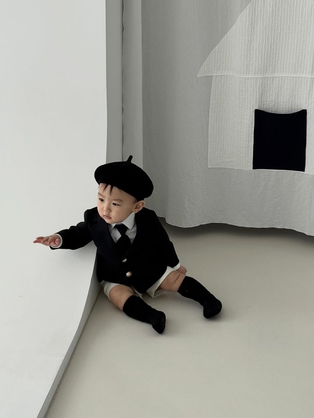 Photo by 위룸 Oui room l  돌드레스 돌드레스대여 돌잔치드레스 돌정장 돌수트 화동드레스 주니어드레스 on March 27, 2026. May be an image of baby, duffle coat, beret, bowler hat, bowtie and text.