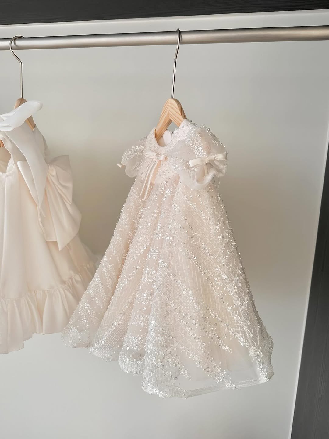 Photo by 위룸 Oui room l  돌드레스 돌드레스대여 돌잔치드레스 돌정장 주니어드레스 on November 11, 2025. May be an image of rack, clothes hanger and text.