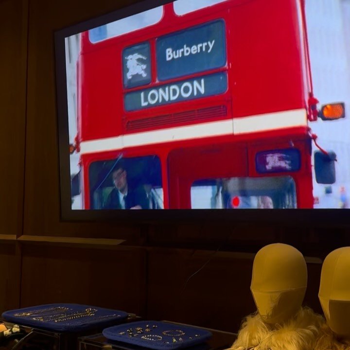 ds2.cc 게시물 이미지: 영국을 대표하는 버버리🐎🇬🇧
오늘 초대받은 vip행사 컬렉션 쇼

보통...
