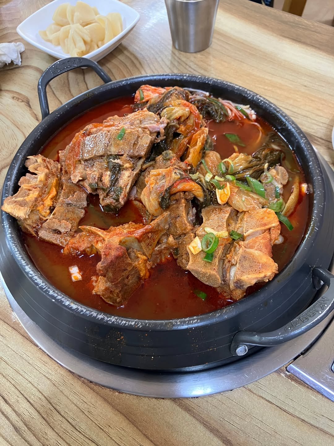 dsorae 게시물 이미지: #협찬 #리뷰노트

45년 전통 감자탕 맛집에 다녀왔어요. 
가장 먼저 국물을 한...