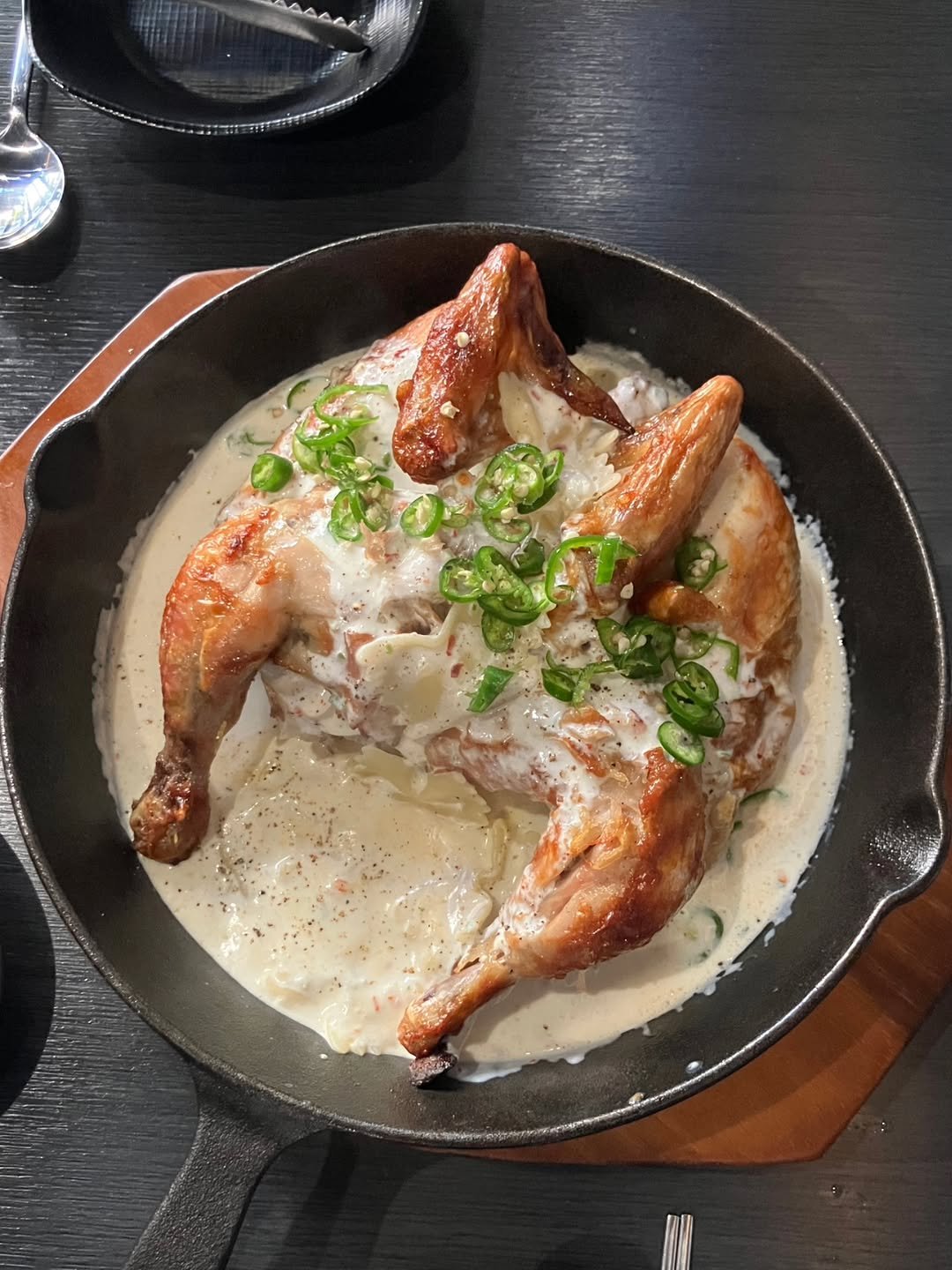 dsorae 게시물 이미지: #협찬 #리뷰노트

청양크림 시켰는데 느끼할 뻔할 때 청양고추 같이 먹으니까 딱...