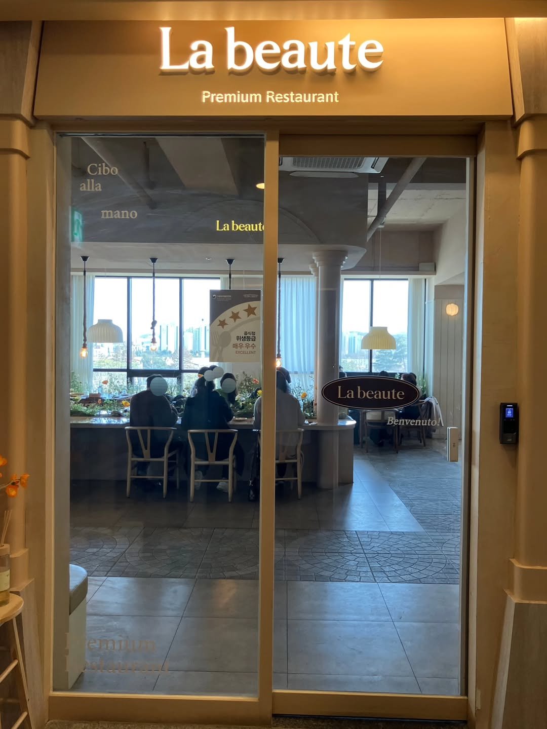 Photo shared by 카페 • 맛집 • 여행 리뷰 on March 01, 2026 tagging @labeaute_sinsi_official. May be an image of baguette, display case, window, door and text that says 'La beaute Premium Restaurant Cibo alla mano La Labeaut beaute HODA 매우우스 TN nиOЛ_ emi emium stelele'.