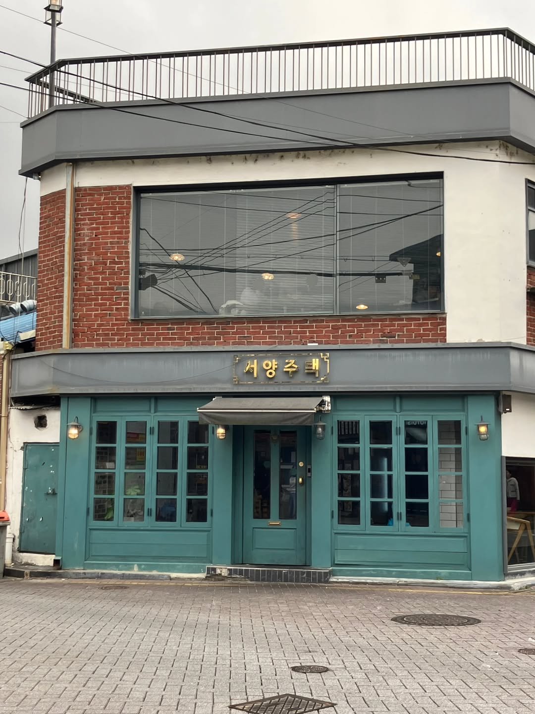 Photo shared by 카페 • 맛집 • 여행 리뷰 on February 26, 2026 tagging @western_house_official. May be an image of buildings and text.