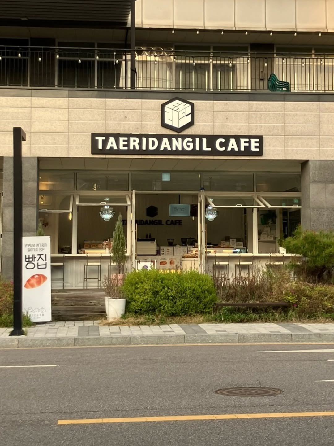 dsorae 게시물 이미지: #협찬 #리뷰노트

빵 종류도 많고 매장도 넓고 예뻤던 태리단길카페
빵도 먹기 좋게...