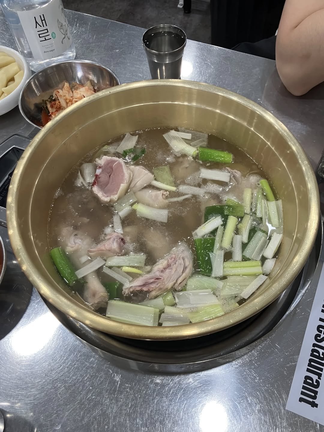 dsorae 게시물 이미지: #협찬 #리뷰노트

처음 먹어본 닭한마리칼국수였는데 왜 유명한지...