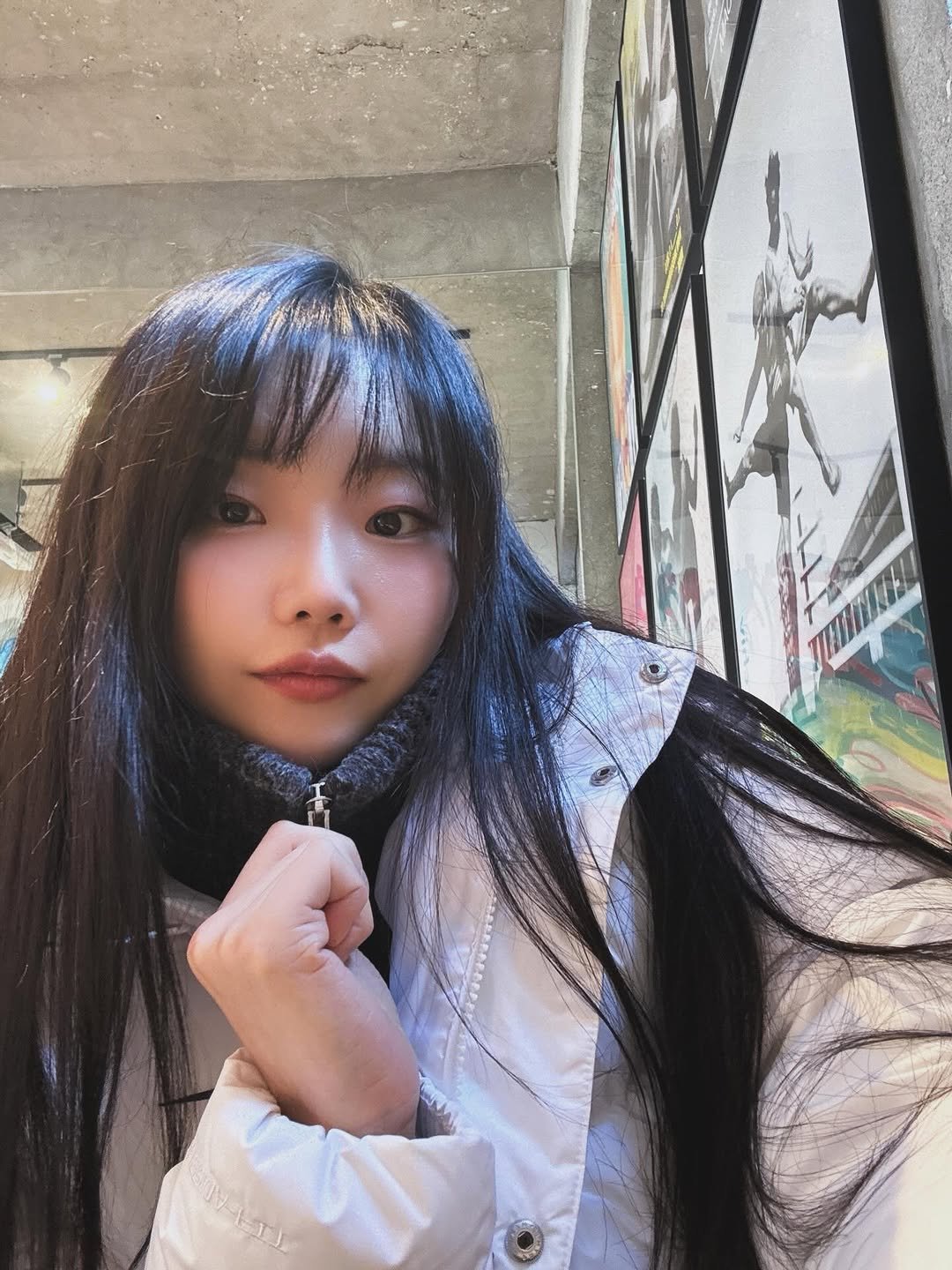 Photo by 김다혜 on December 31, 2025. May be an image of one or more people, hair, duffle coat, parka and text.