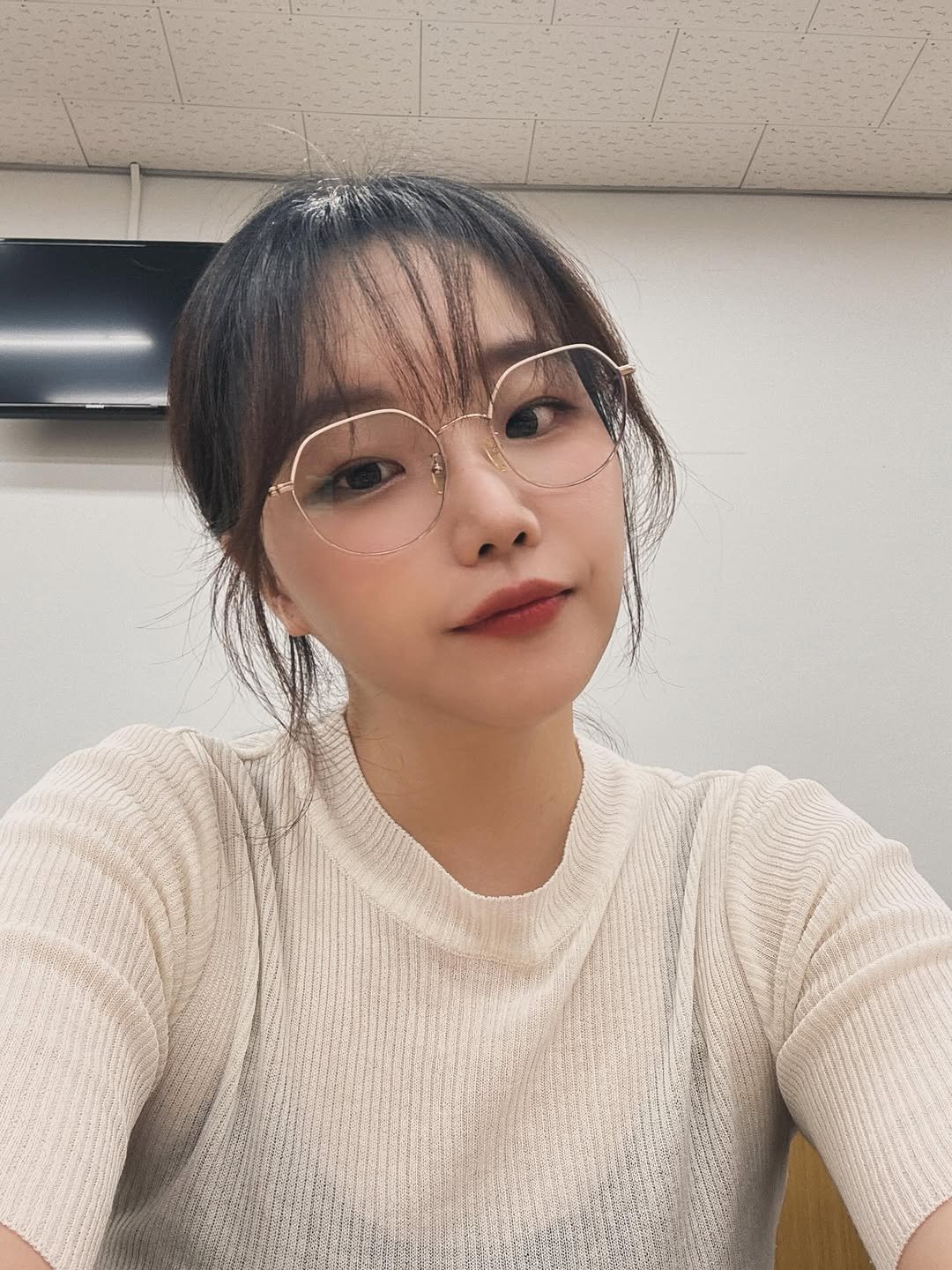Photo by 김다혜 on September 15, 2025. May be a selfie of 1 person, bangs, makeup, lipstick, eyeglasses, turtleneck and text.