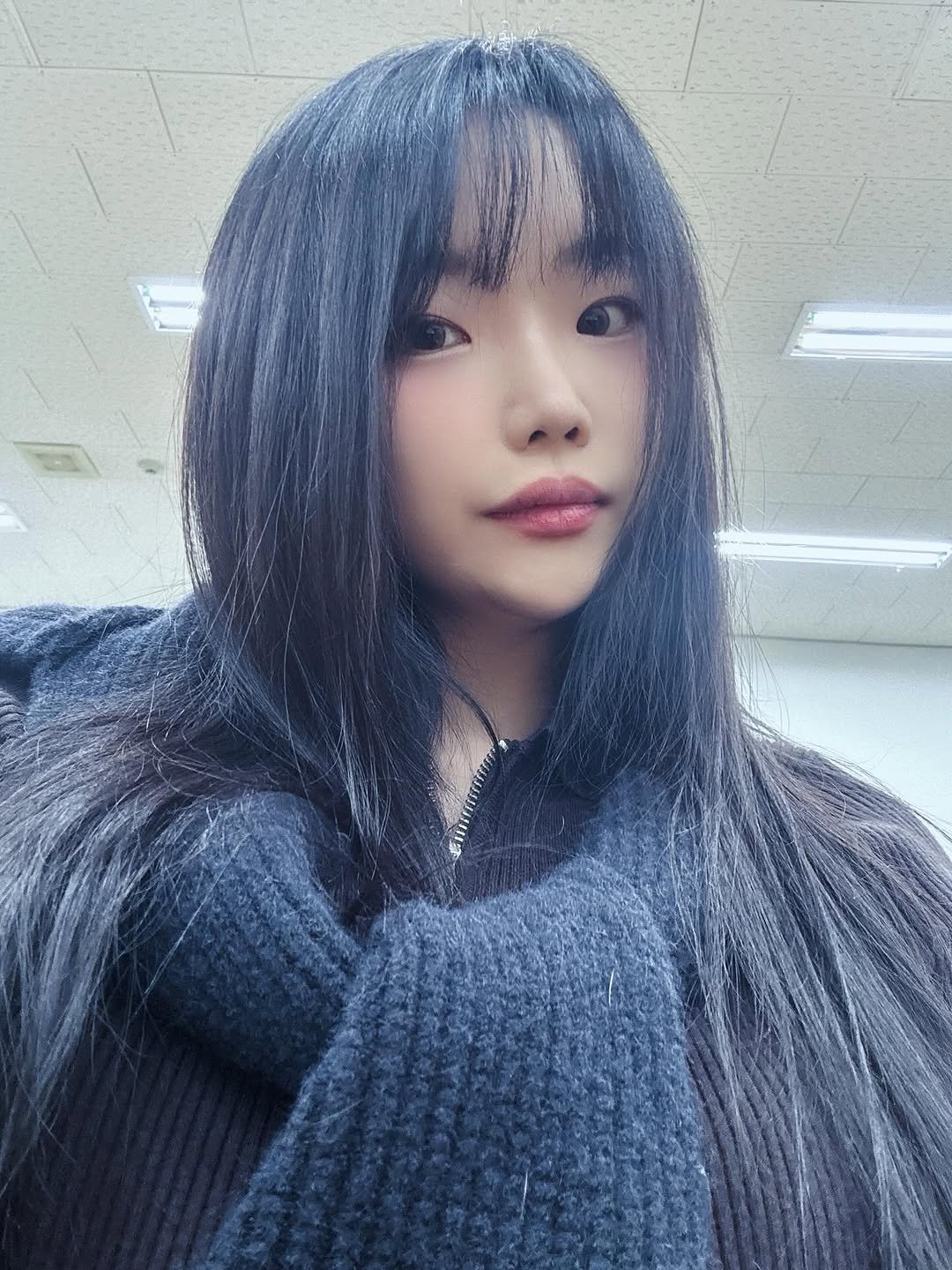 Photo by 김다혜 on December 10, 2025. May be a selfie of one or more people, bangs, parka, turtleneck and text.