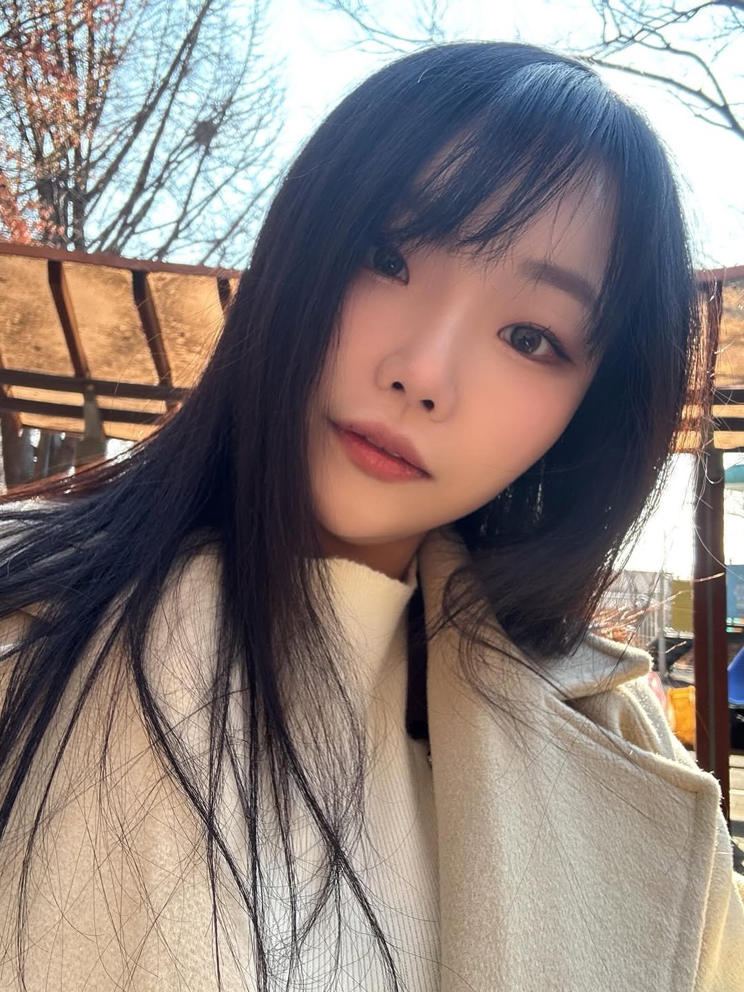 Photo by 김다혜 on January 03, 2026. May be a selfie of one or more people, hair, duffle coat, overcoat, parka, turtleneck and text.