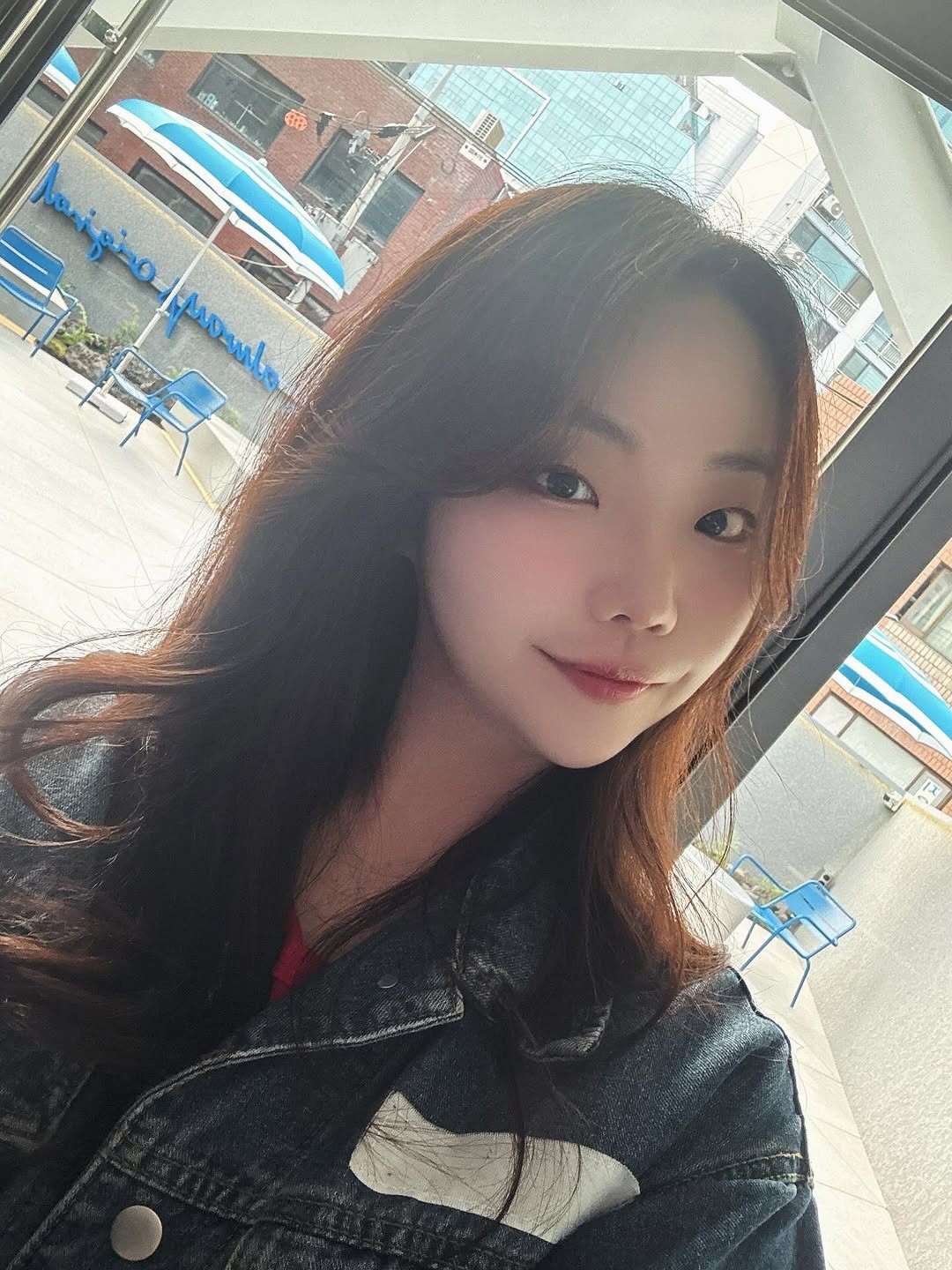 Photo by 김다혜 on August 03, 2025. May be an image of 1 person, hair, bus and text.