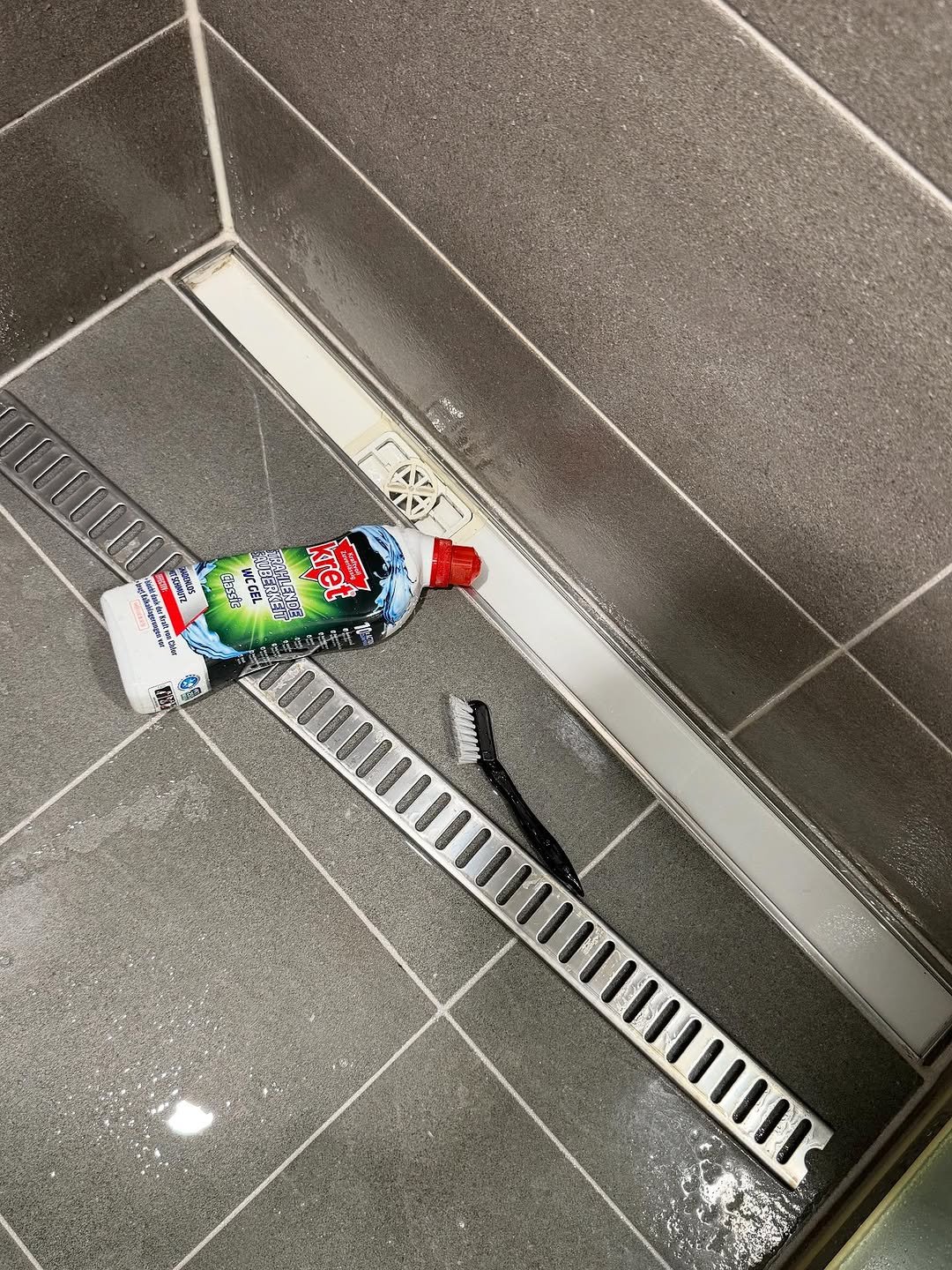 Photo by 두리니 [청소반장] 김연주 on November 16, 2025. May be an image of garbage, water bottle and text.