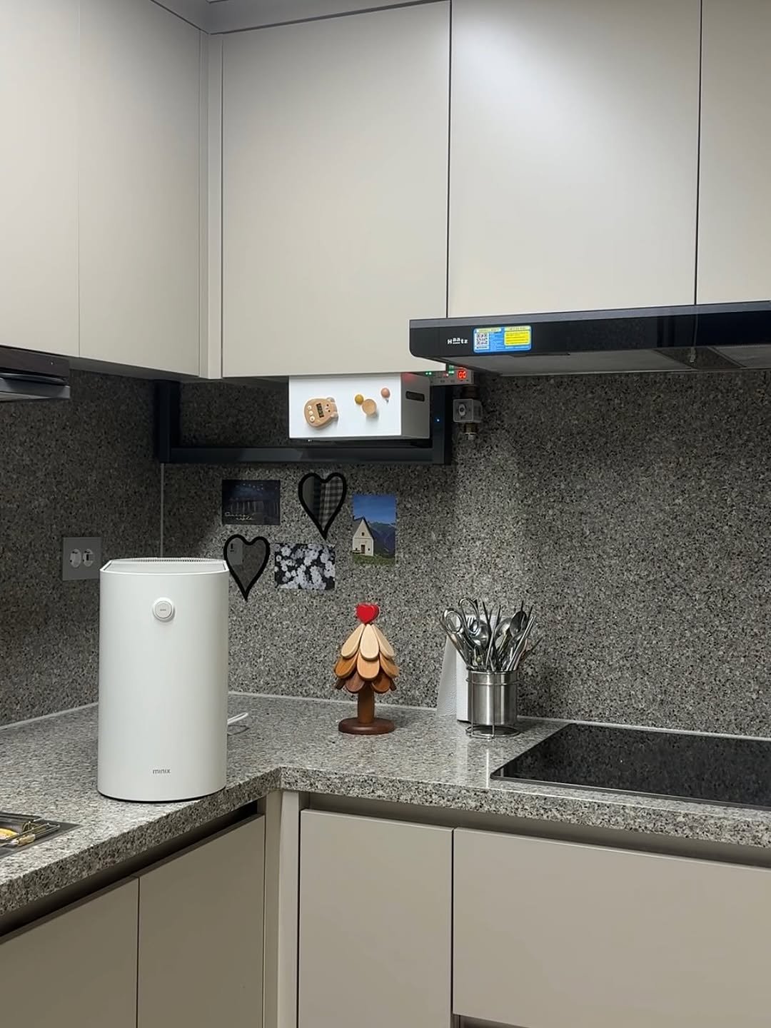 Photo by 두리니 [청소반장] 김연주 on November 16, 2025. May be an image of sink, range hood, microwave, cooker, rack, kitchen and text.