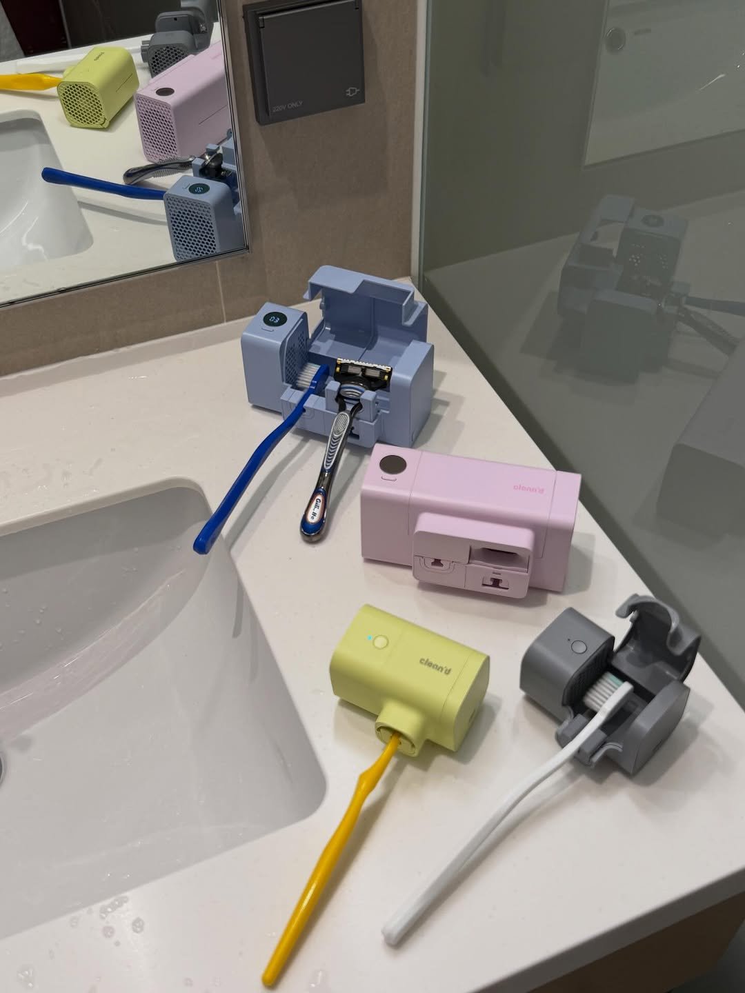 Photo by 두리니 [청소반장] 김연주 on April 25, 2026. May be an image of hair dryer, light switch, toothbrush, faucet, socket, sharpener and text.