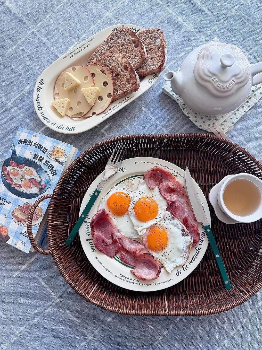 Photo by 도서출판 들녘 on February 11, 2026. May be an image of rye bread, poached egg, crumpet and text.