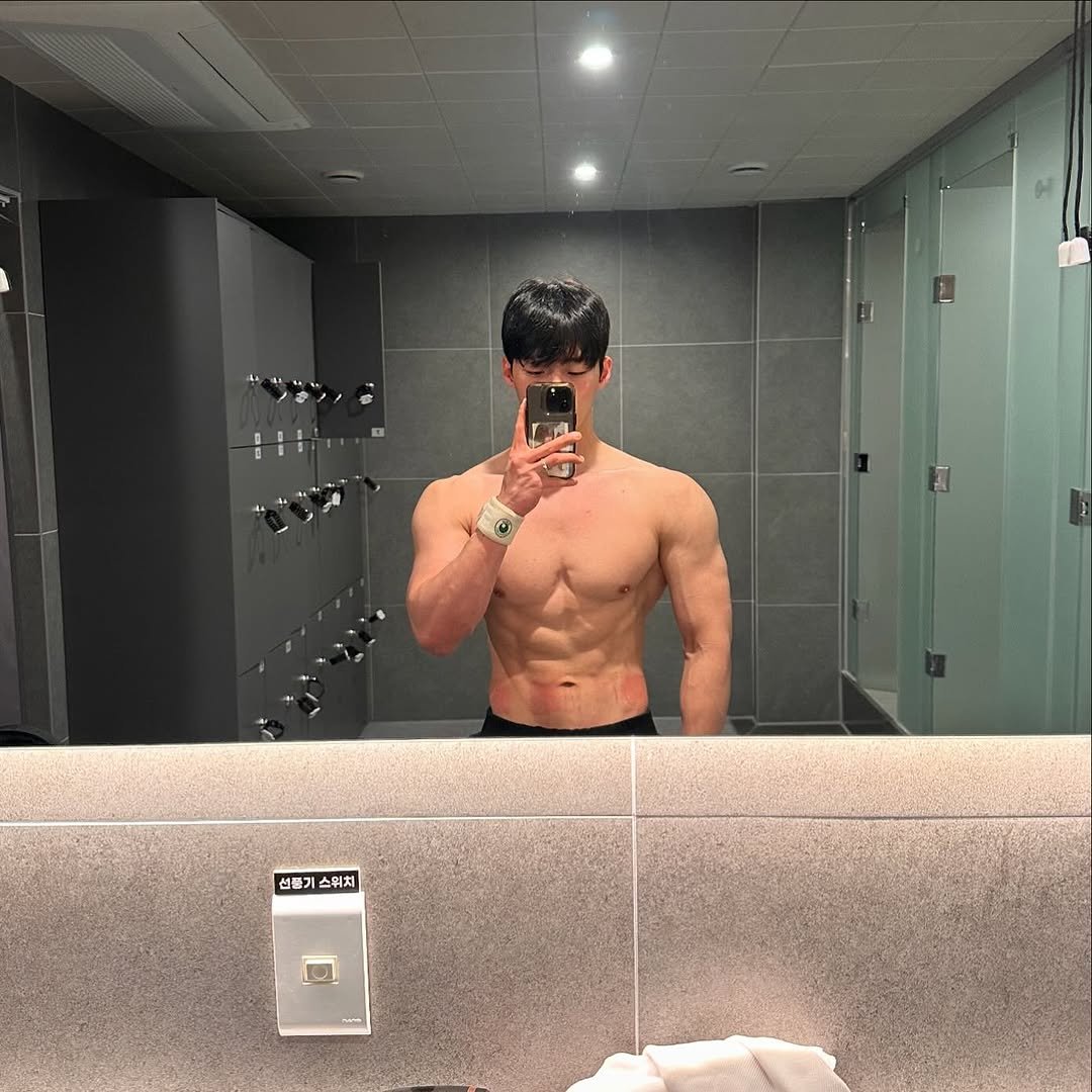 Photo by [Team_Us] 김동윤 ( 신논현PT, 논현PT, 삼성동PT, 청담동 PT, 강남PT ) on May 28, 2025. May be an image of 1 person, biceps, body building, mirror and text.
