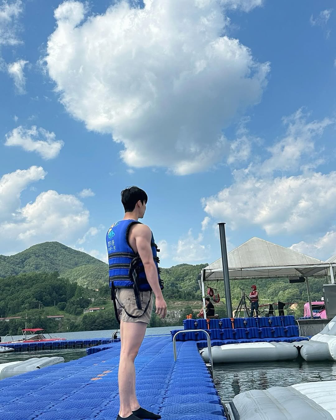 Photo shared by [Team_Us] 김동윤 ( 신논현PT, 논현PT, 삼성동PT, 청담동 PT, 강남PT ) on May 30, 2025 tagging @camptong_official. May be an image of 3 people, jet ski, raft, pool and text.