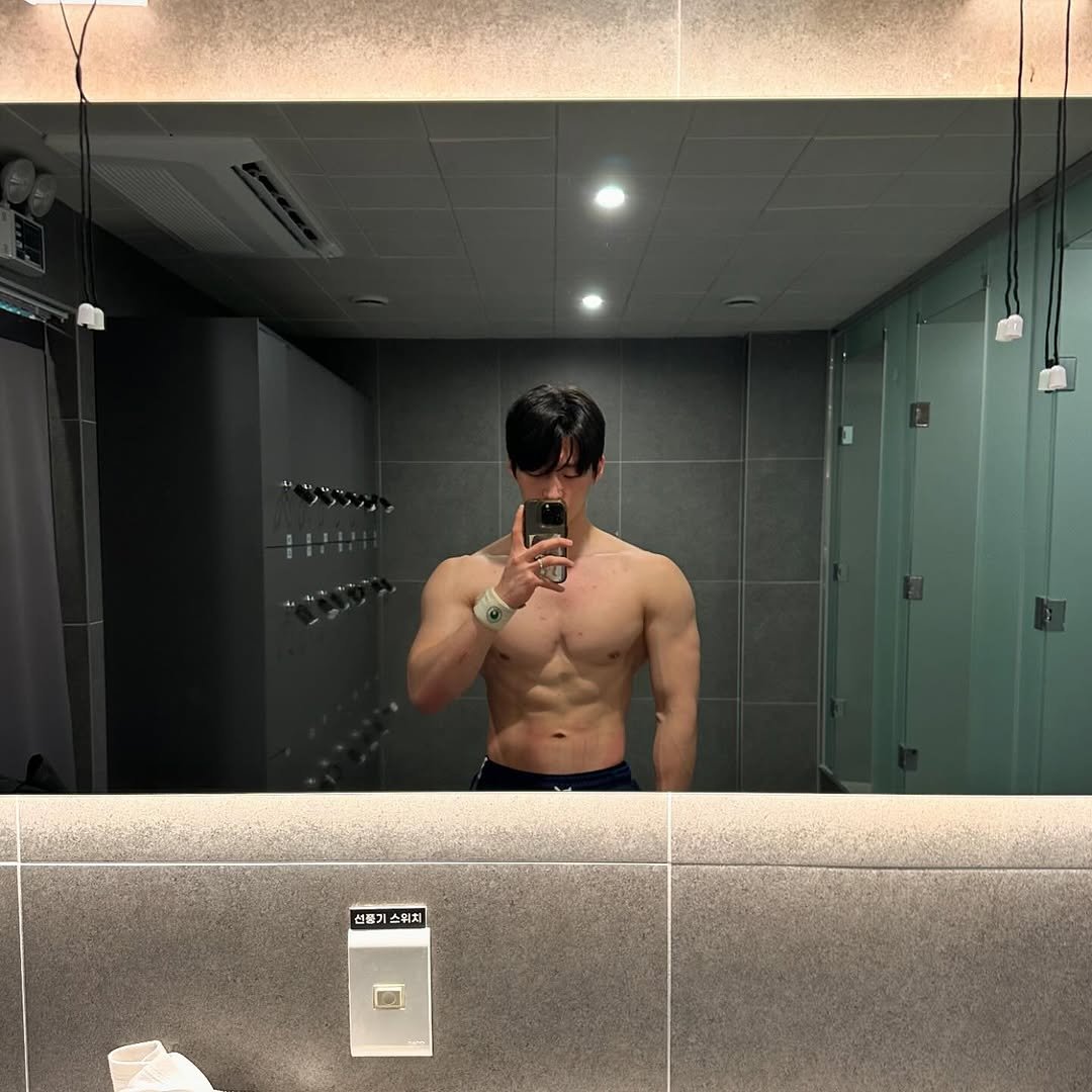 Photo by [Team_Us] 김동윤 ( 신논현PT, 논현PT, 강남PT ) on June 26, 2025. May be an image of 1 person, biceps, body building, mirror and text.