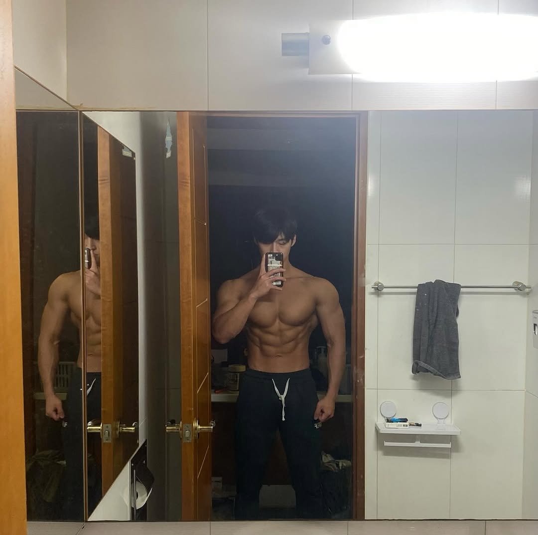 Photo by [Team_Us] 김동윤 ( 신논현PT, 논현PT, 삼성동PT, 청담동 PT, 강남PT ) on April 15, 2025. May be a selfie of 3 people, biceps, people bodybuilding, mirror, sweatpants and text.