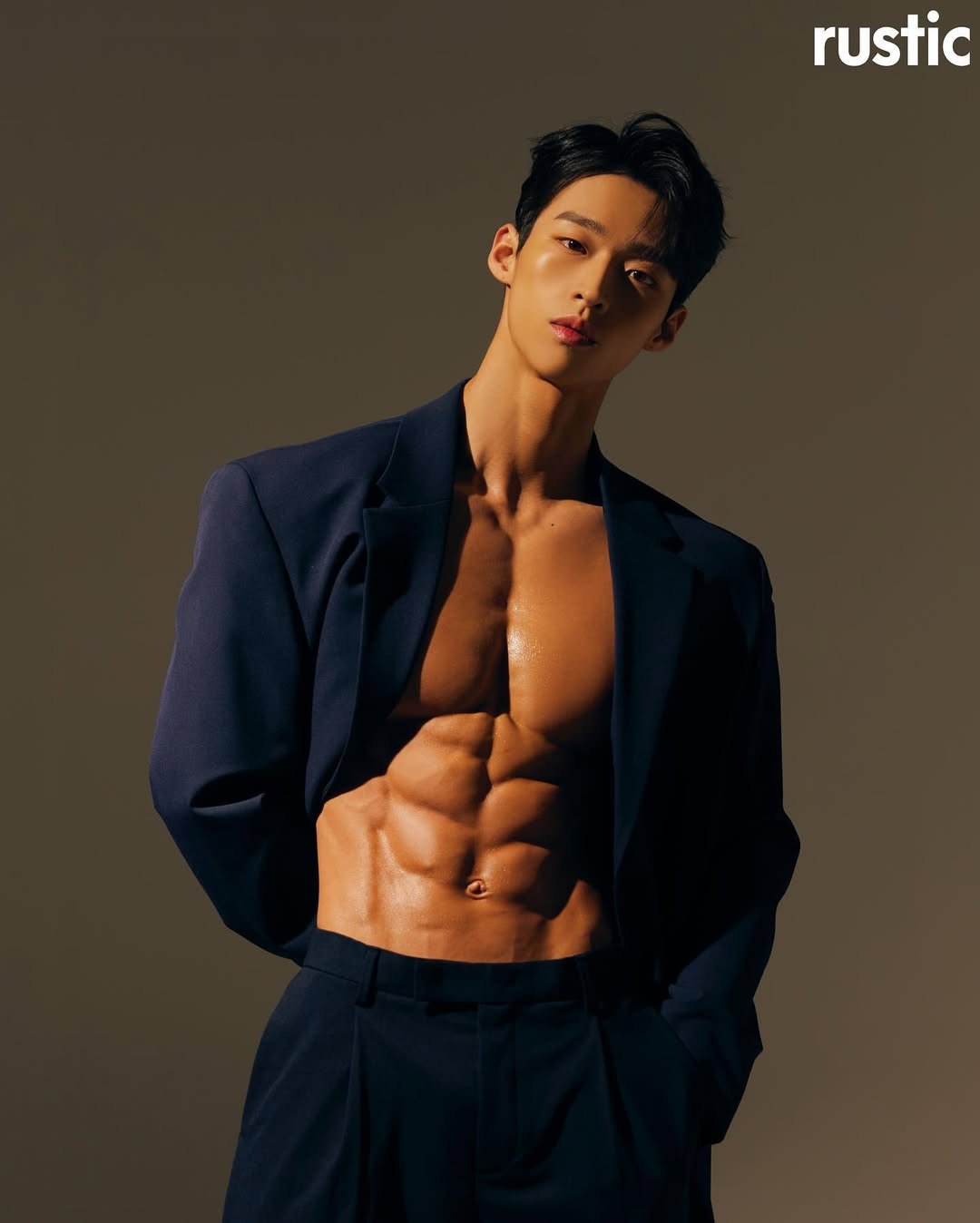 Photo shared by [Team_Us] 김동윤 ( 신논현PT, 논현PT, 삼성동PT, 청담동 PT, 강남PT ) on September 16, 2021 tagging @middlelee_, @hair_ming, @makeup_sungmi, and @studio_rustic_.