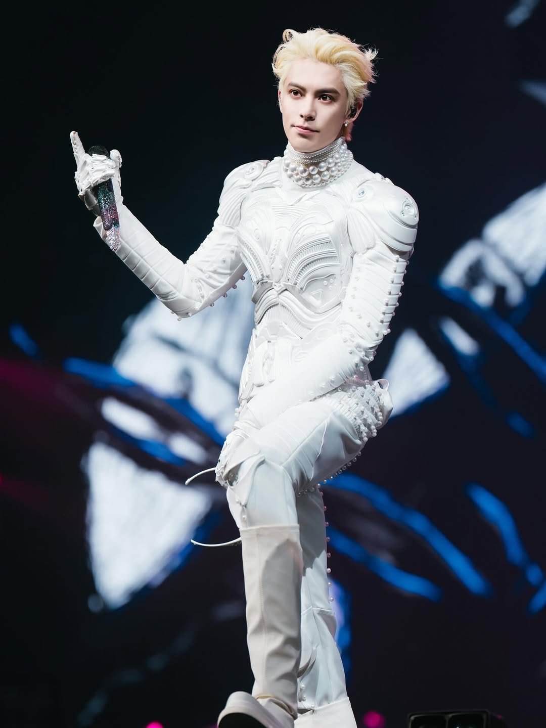 Photo by 王鹤棣Dylan_Wang on January 17, 2026. May be an image of one or more people, bangs, top and concert.