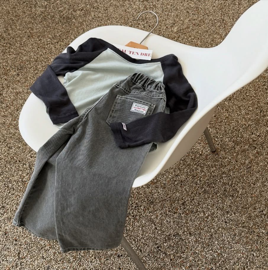 Photo by e t d _ 오땅뜨 on October 09, 2025. May be an image of activewear, pants, sleepwear, sweatpants, fleece, wool and text.