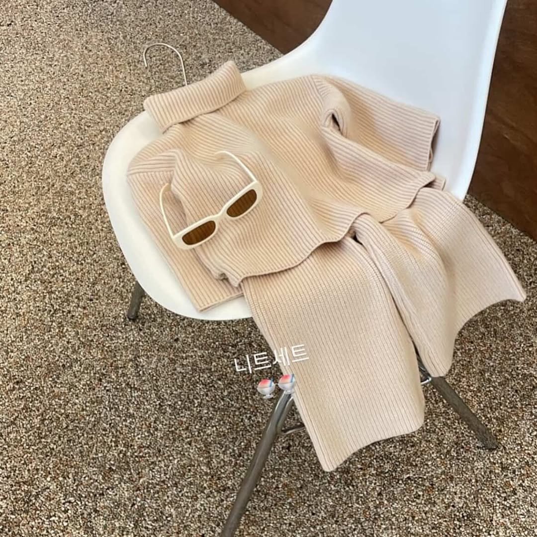 Photo by e t d _ 오땅뜨 on December 08, 2025. May be an image of wool, clothes hanger, turtleneck and text.