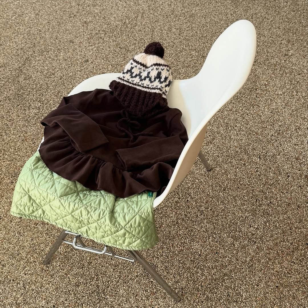 Photo by e t d _ 오땅뜨 on November 05, 2025. May be an image of beanbag chair, knit, wool, carpet and text.