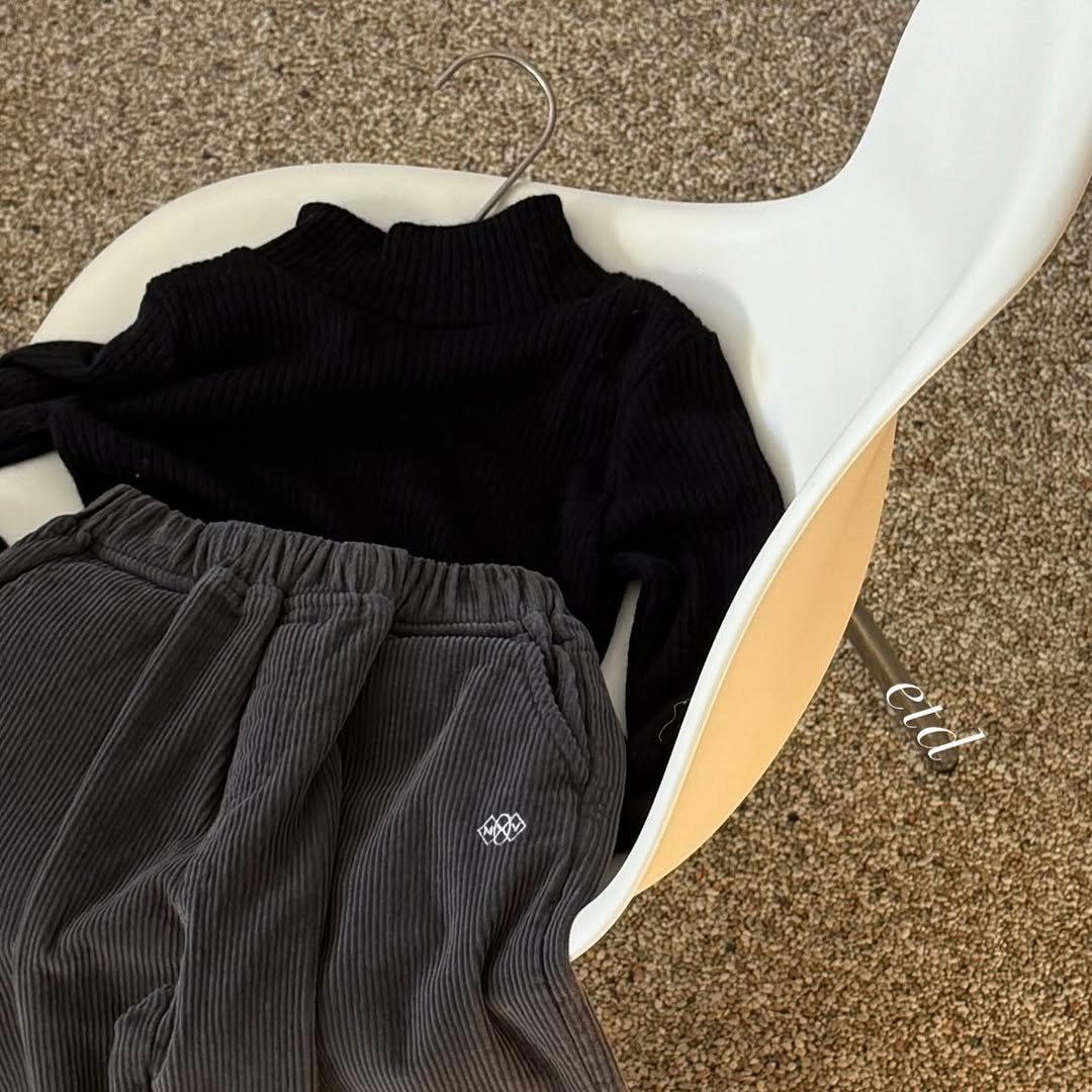 Photo by e t d _ 오땅뜨 on December 04, 2025. May be an image of sweatsuit, turtleneck, sweatpants and text.