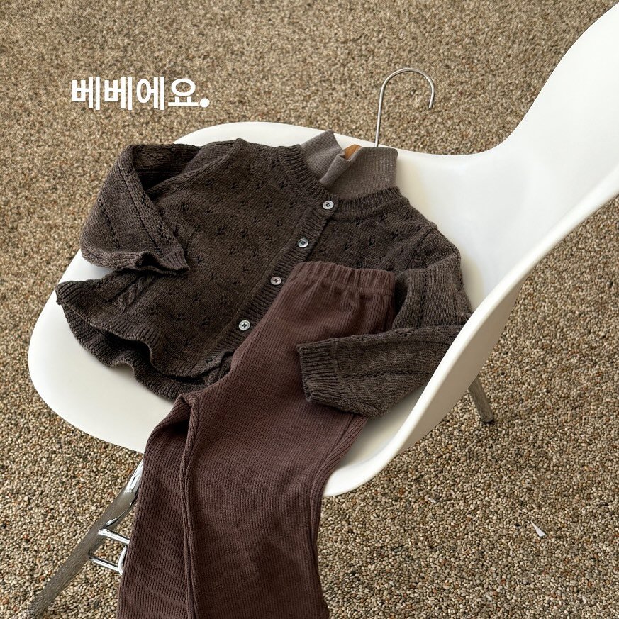 Photo by e t d _ 오땅뜨 on October 23, 2025. May be an image of duffle coat, turtleneck, wool, knit and text that says '베베에요 베에요'.