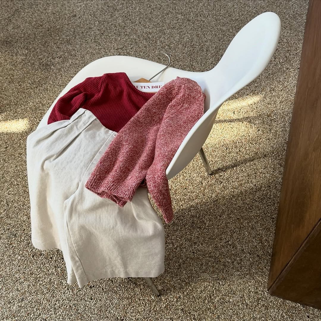 Photo by e t d _ 오땅뜨 on December 04, 2025. May be an image of wool, carpet and text.