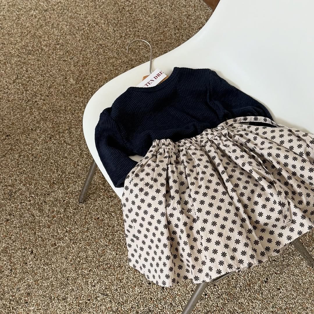 Photo by e t d _ 오땅뜨 on October 16, 2025. May be an image of dress and text.