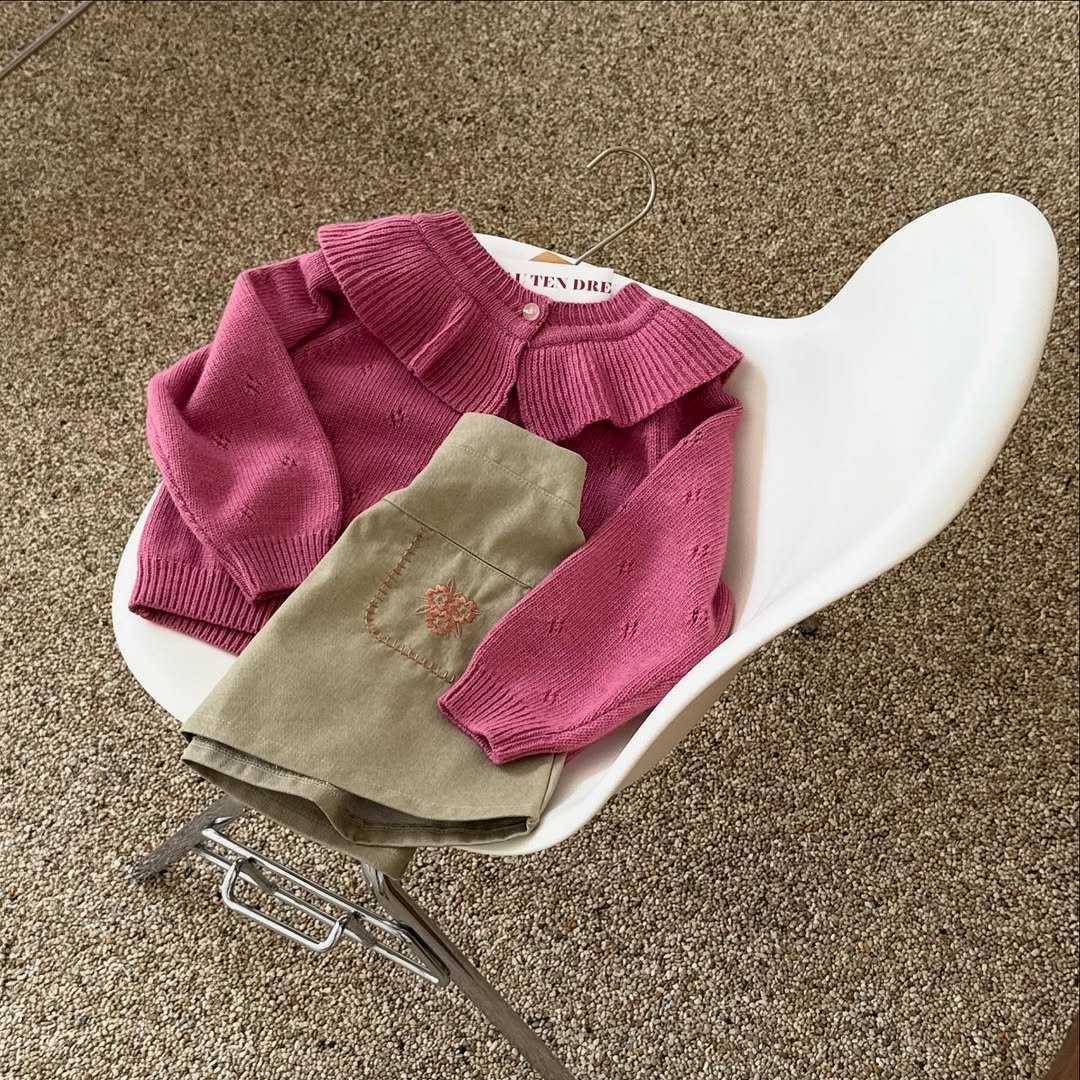 Photo by e t d _ 오땅뜨 on October 15, 2025. May be an image of cardigan, wool, knit and text.