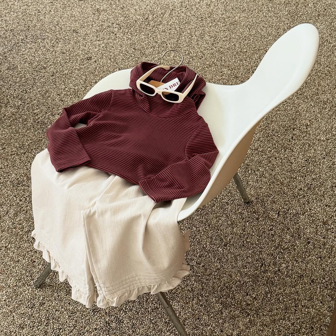 Photo by e t d _ 오땅뜨 on September 12, 2025. May be an image of wool, carpet and text.