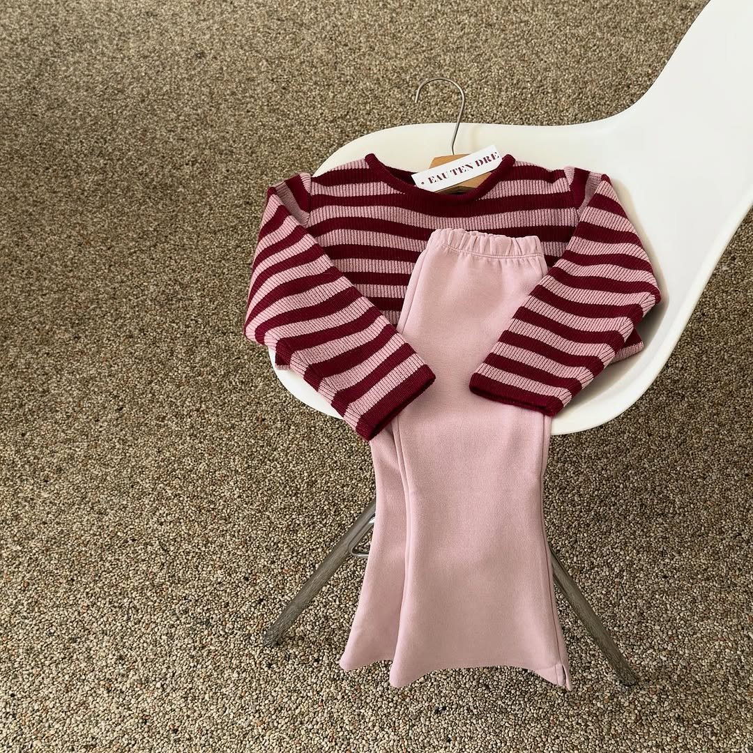 Photo by e t d _ 오땅뜨 on September 18, 2025. May be an image of sleepwear, knit, turtleneck and text.