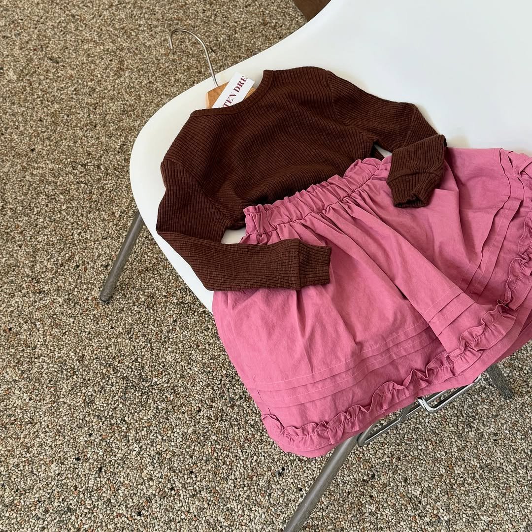 Photo by e t d _ 오땅뜨 on October 01, 2025. May be an image of skirt, crochet, knit, dress and text.