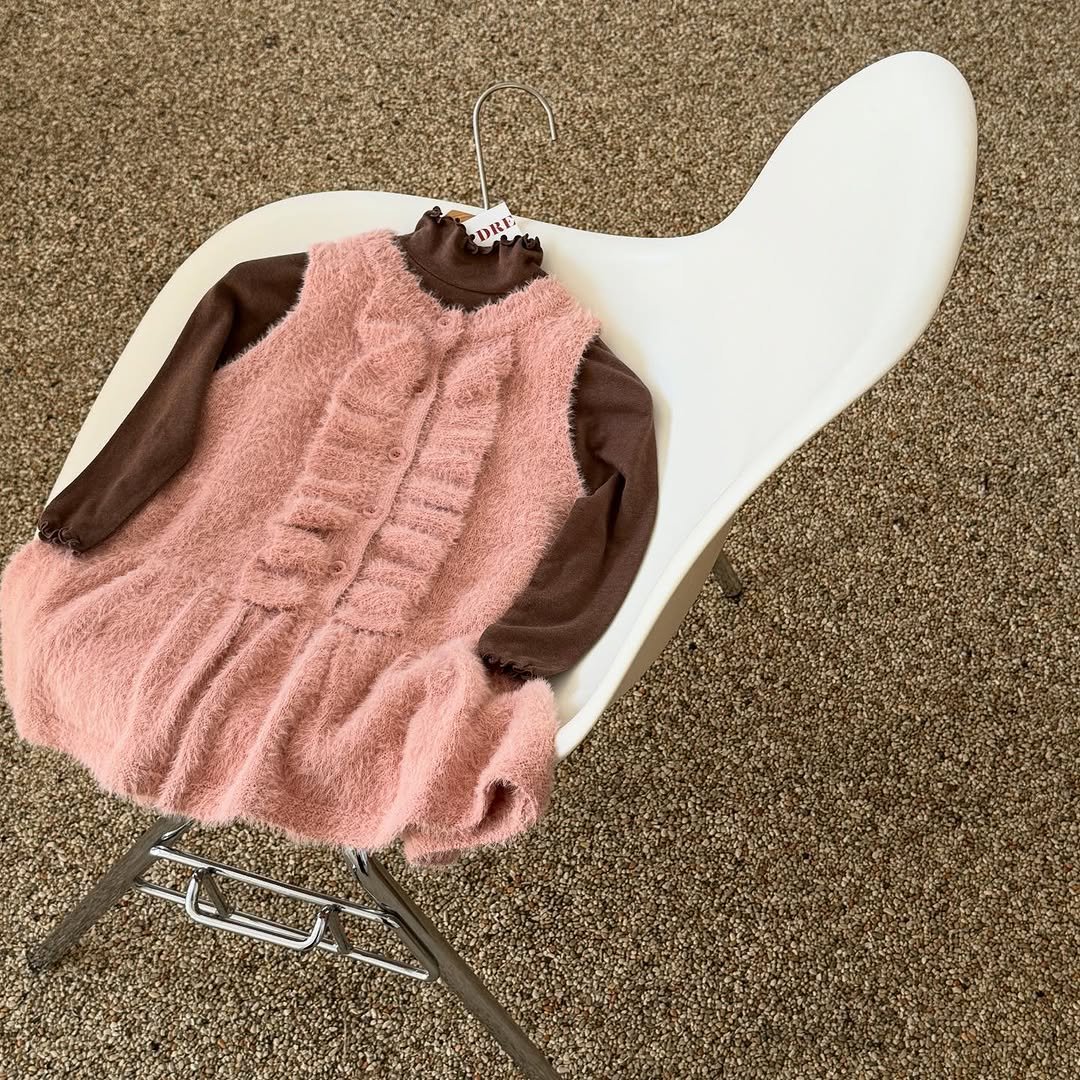 Photo by e t d _ 오땅뜨 on November 06, 2025. May be an image of cardigan, knit, wool, sweater and text.