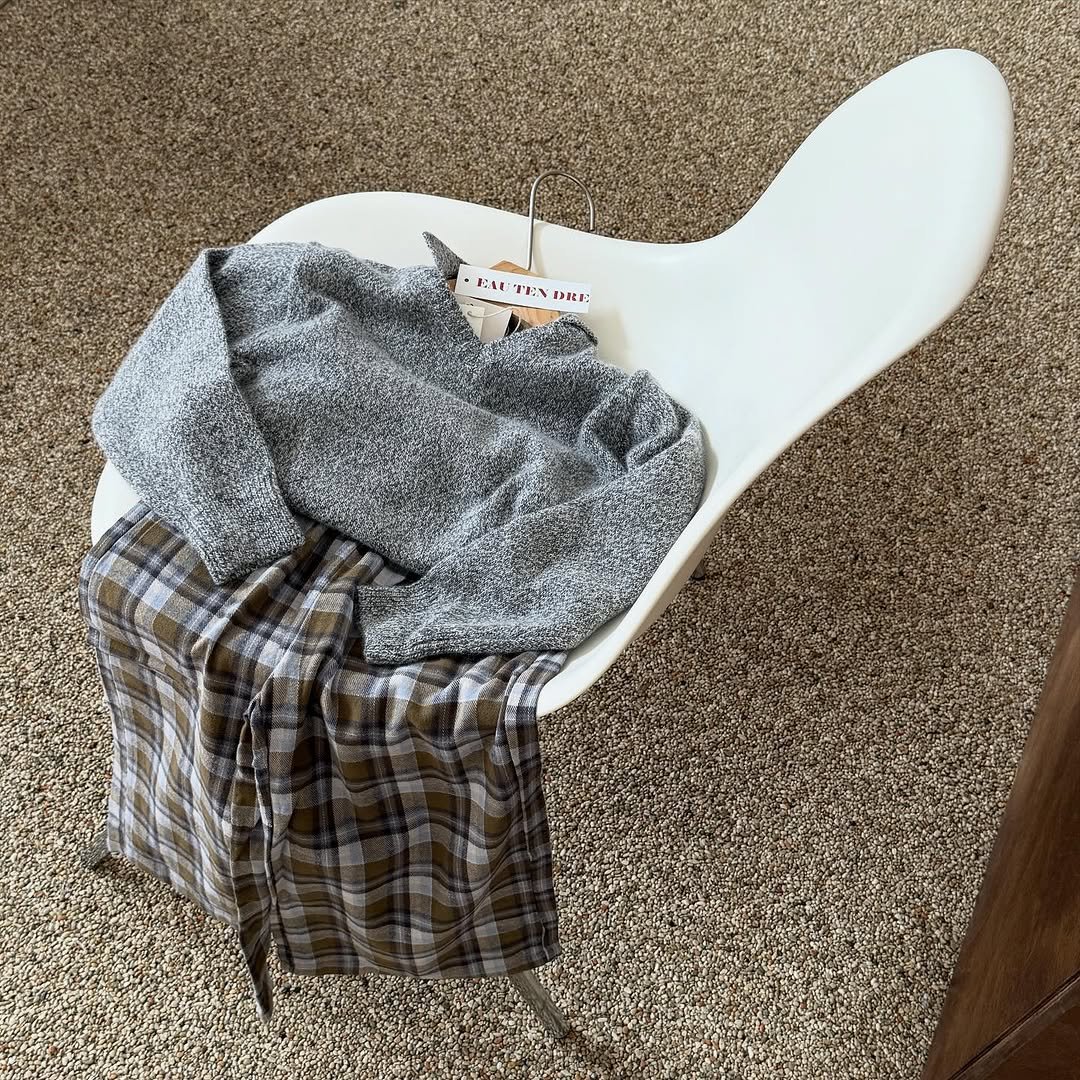 Photo by e t d _ 오땅뜨 on October 15, 2025. May be an image of wool, carpet, rocking chair and text.