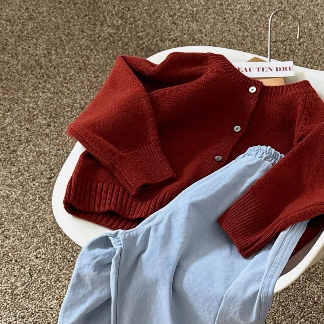 Photo by e t d _ 오땅뜨 on October 15, 2025. May be an image of sweater, cardigan, knit and text.