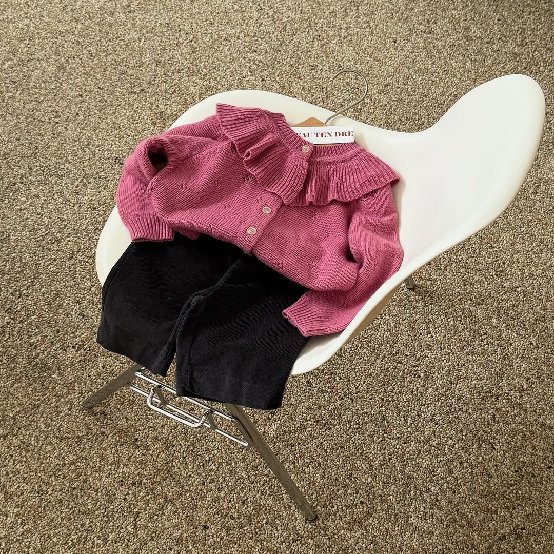 Photo by e t d _ 오땅뜨 on September 21, 2025. May be an image of knit, carpet, wool and text.