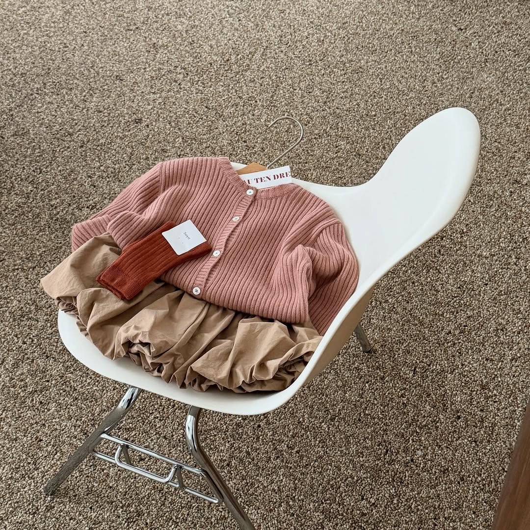 Photo by e t d _ 오땅뜨 on September 12, 2025. May be an image of wool, carpet and text.