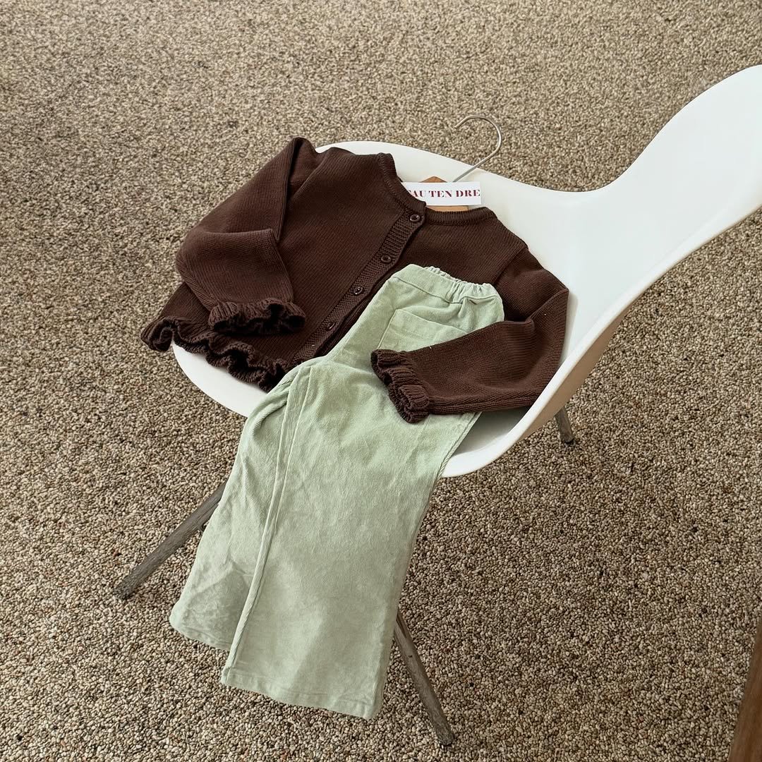 Photo by e t d _ 오땅뜨 on September 12, 2025. May be an image of wool, carpet and text.