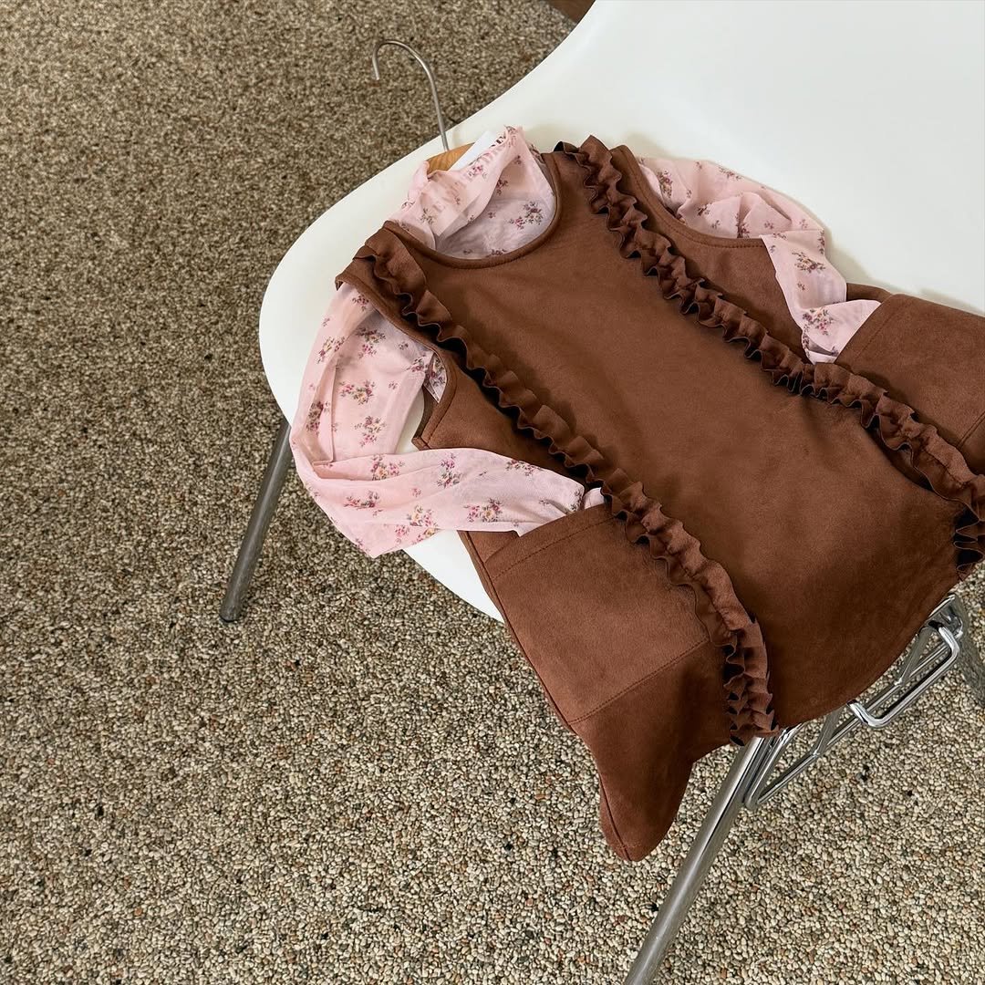 Photo by e t d _ 오땅뜨 on October 16, 2025. May be an image of carpet, wool and text.