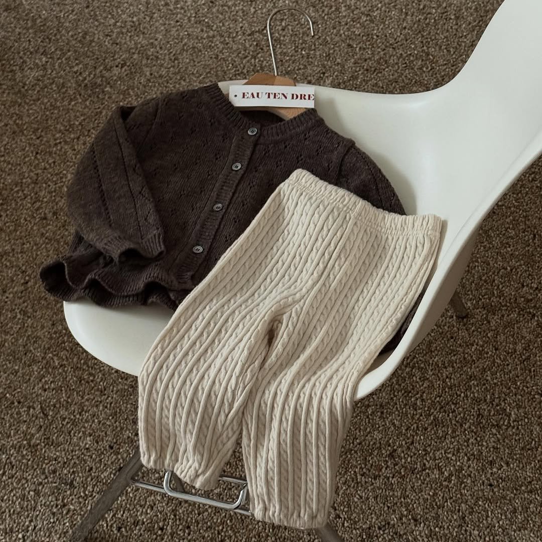 Photo by e t d _ 오땅뜨 on November 10, 2025. May be an image of cardigan, wool, knit and text.