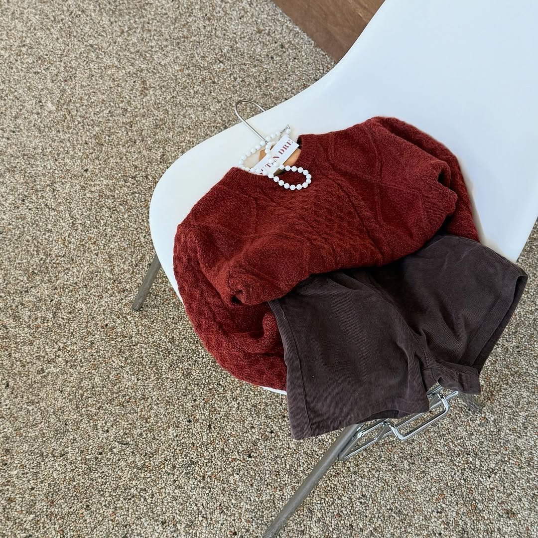 Photo by e t d _ 오땅뜨 on October 23, 2025. May be an image of towel rack, towel, knit, bathmat, wool and text.