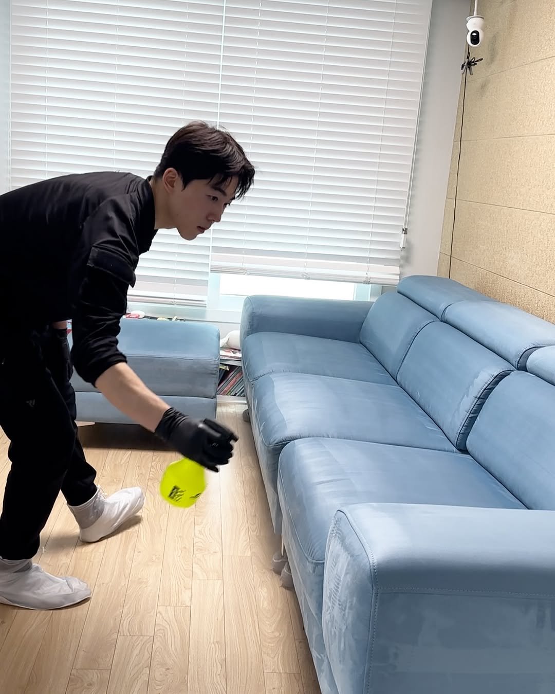 Photo by 왕지우개 | 이레이저스 | 청소에 미친 남자들 on June 20, 2025. May be an image of 1 person, clothes iron, dustpan, carpet, vacuum and text.