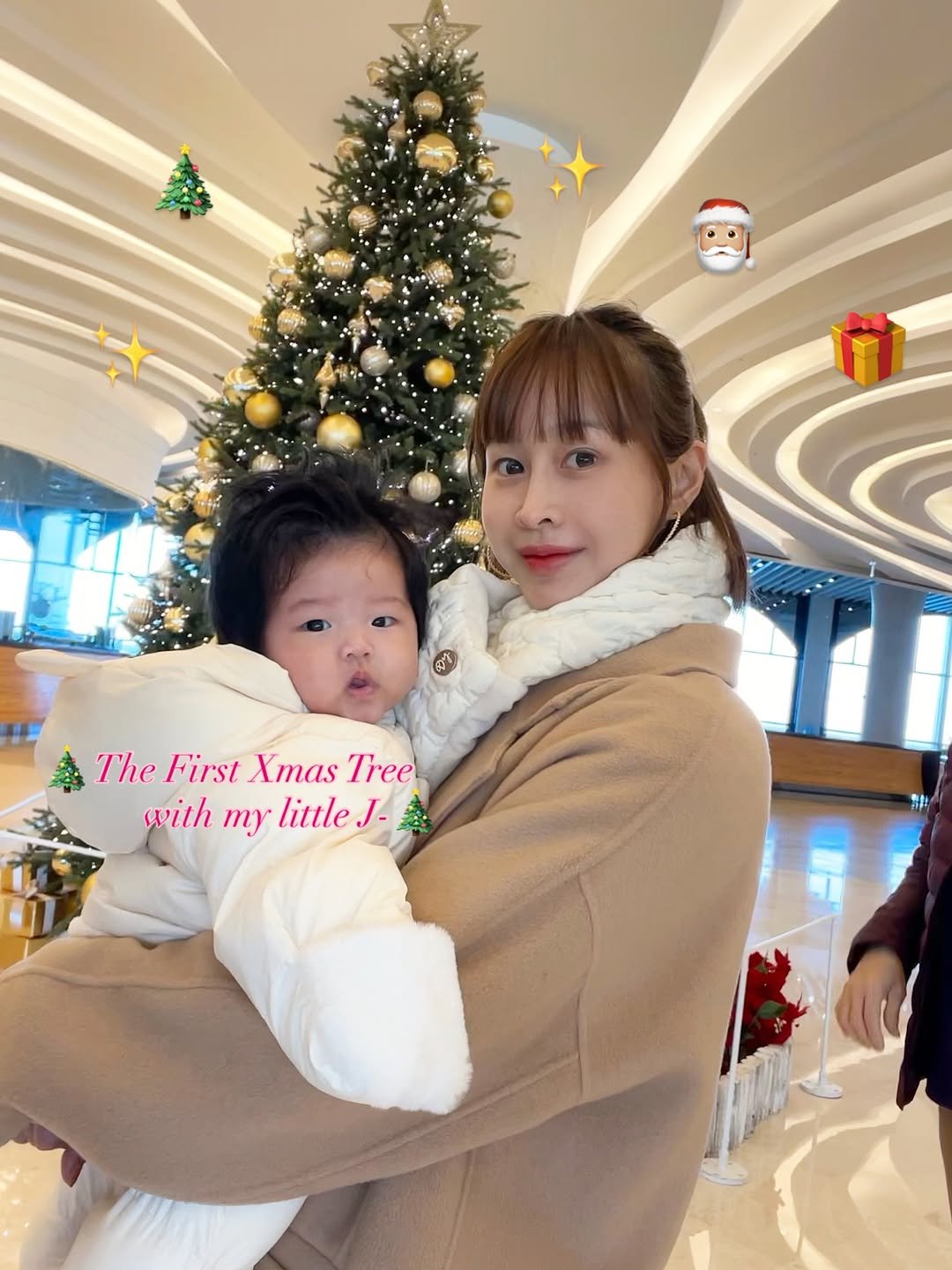 Photo by 작지만 강한 이또 ᴱᵀᵀᴼ on December 27, 2025. May be an image of baby, hair, duffle coat, christmas tree and text that says 'The First Xmas Tree with my little J- 24:'.