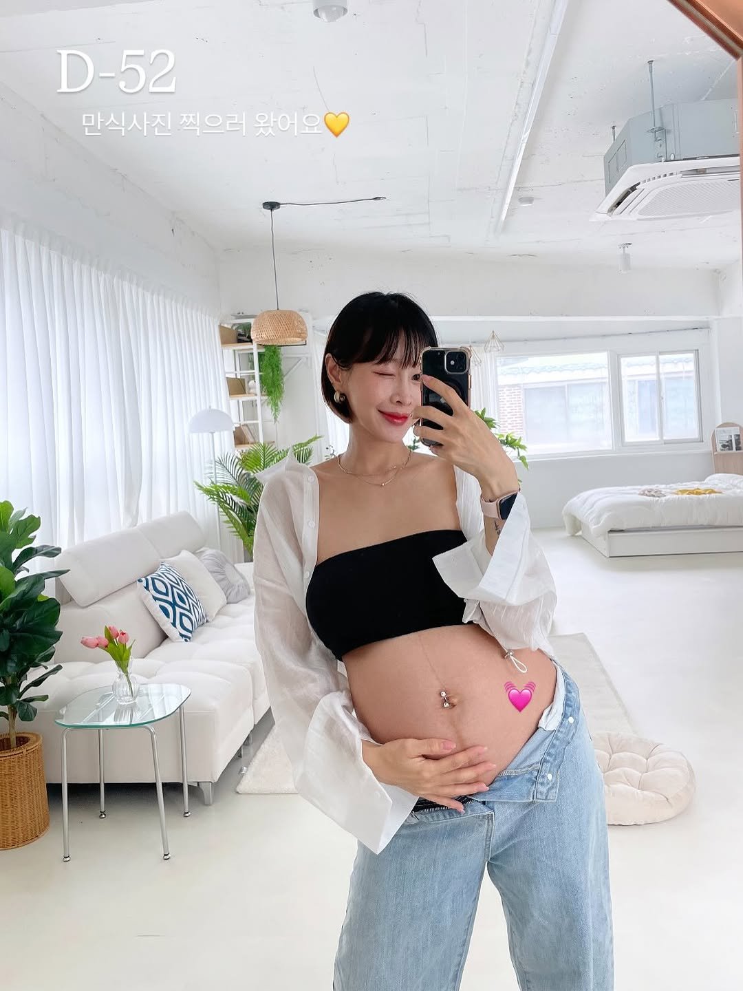 Photo by 작지만 강한 이또 ᴱᵀᵀᴼ on July 03, 2025. May be an image of 1 person, top and text that says 'D-52 만식사진 찍으러 왔어요 高'.