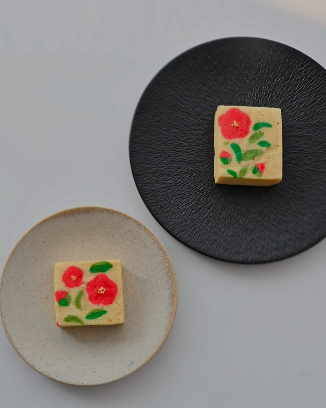 Photo by 강소비_이아뜰리에 화과자 아카데미 on July 30, 2025. May be an image of tofu, chiffon cake, tableware, cheesecake and text.