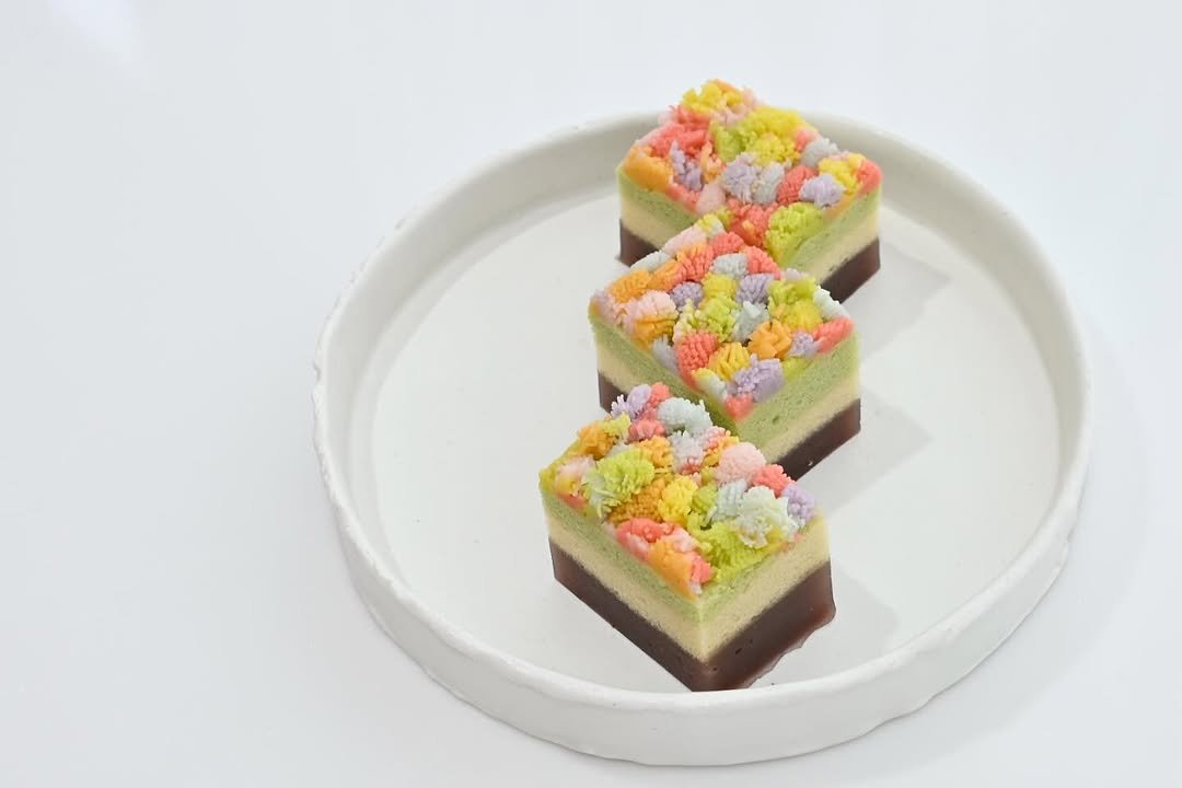 Photo shared by 강소비_이아뜰리에 화과자 아카데미 on July 31, 2025 tagging @musashiya_sohonten. May be an image of chiffon cake, chocolate bar, tart, soap and text.